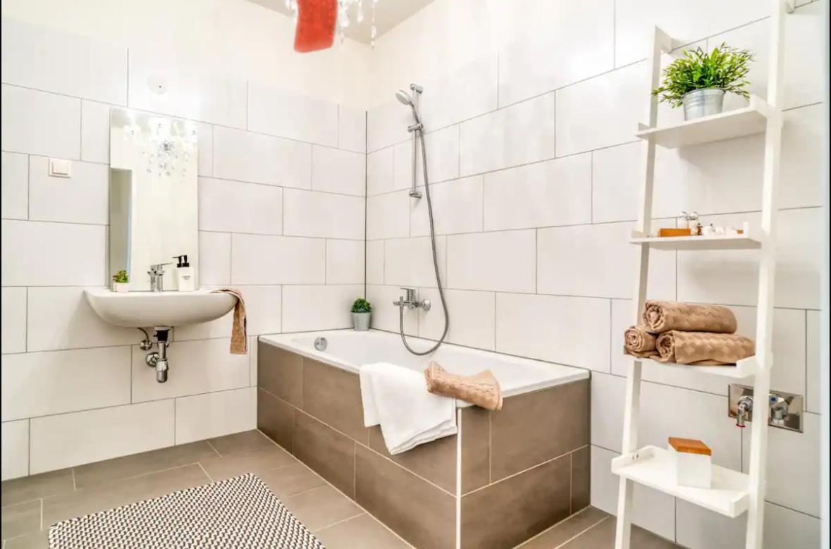 Modern Apartment With Balcony & Free Parking - Nearby Metro Wien Eksteriør billede